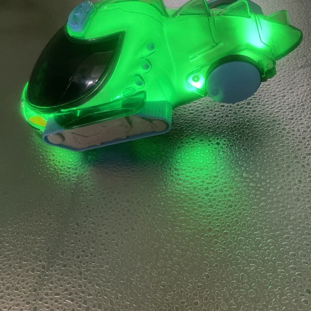 PJ Masks‎ Gekko Mobile Light Up and Sounds Motorized Rolling Racer Gekko Mobile